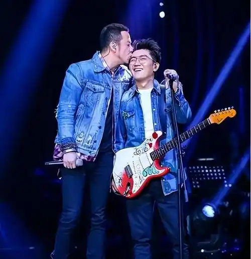 虽然未能夺冠,但他的音乐才华和原创歌曲《为爱痴狂》却深深打动了