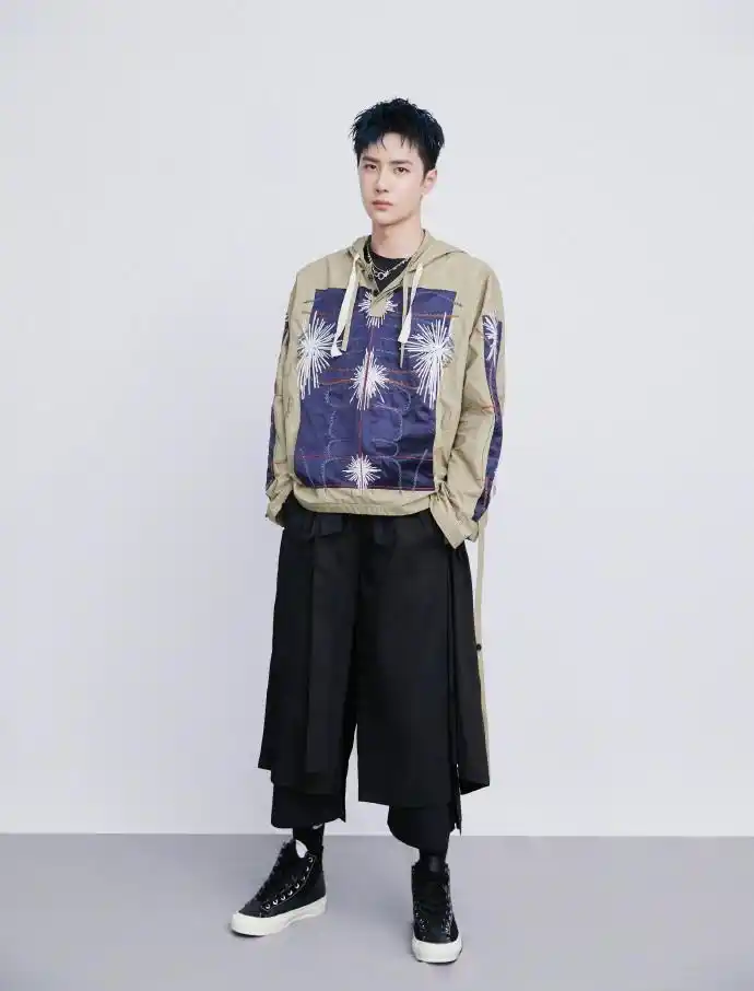 王一博街舞3新造型卫衣上的烟花星芒像是在心里炸开的心动烟花