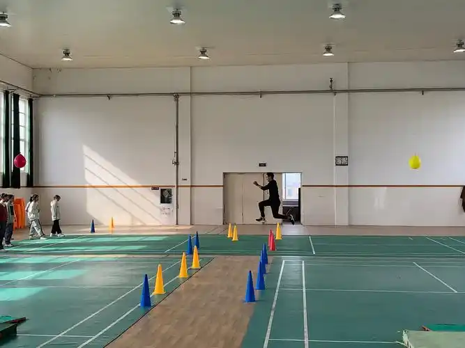 教师示范腾空步练习