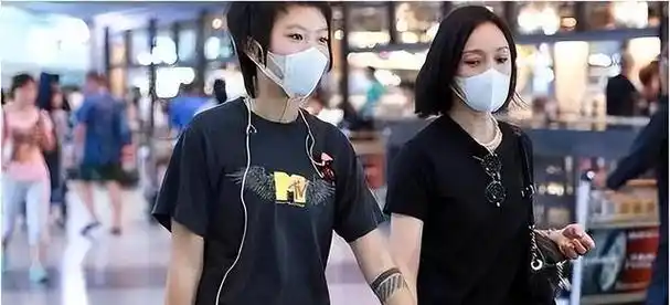 周冬雨电影"四连扑"?我只关心她和窦靖童到底有没有在一起过!