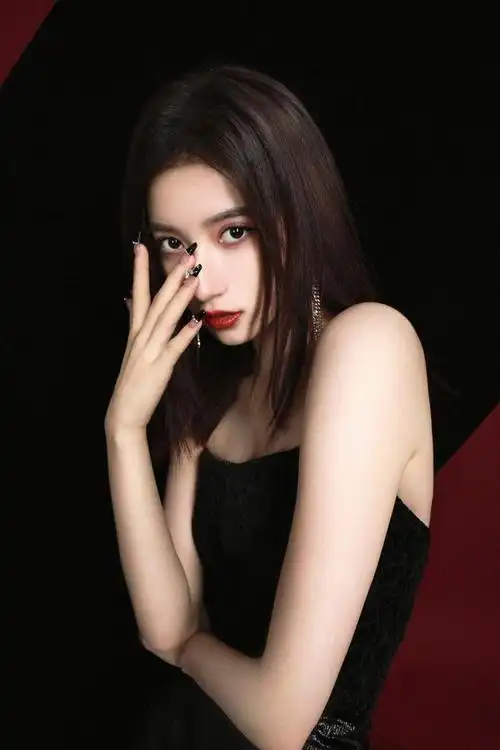 00后中国内地女歌手,演员胡嘉欣