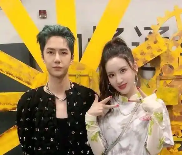 王一博的姐姐粉张萌,发合影表开心,同时不忘晒图力挺街舞_杨凯_总决赛