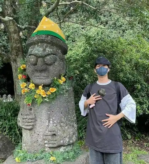 搞笑韩美男金钟仁黄旭熙一同出游穿拖鞋接地气意外撞脸丁真