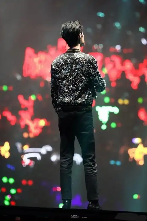 肖战超话#肖战梦中的那片海#来感受一下充满安全感的背影吧!