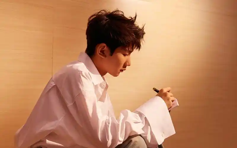 王源帅气有型写真桌面壁纸