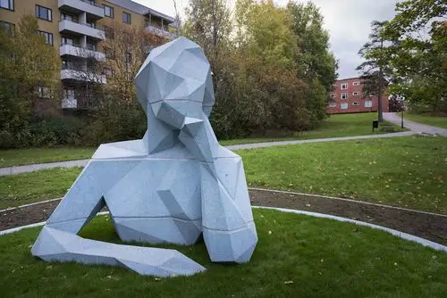 瑞典vrbergs巨人雕塑米色的小米儿