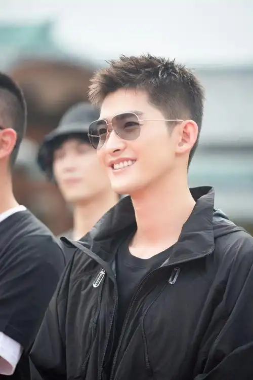 张翰就是长得太显小了,他想显得成熟些,才会总理三七发型的吧-- 短发