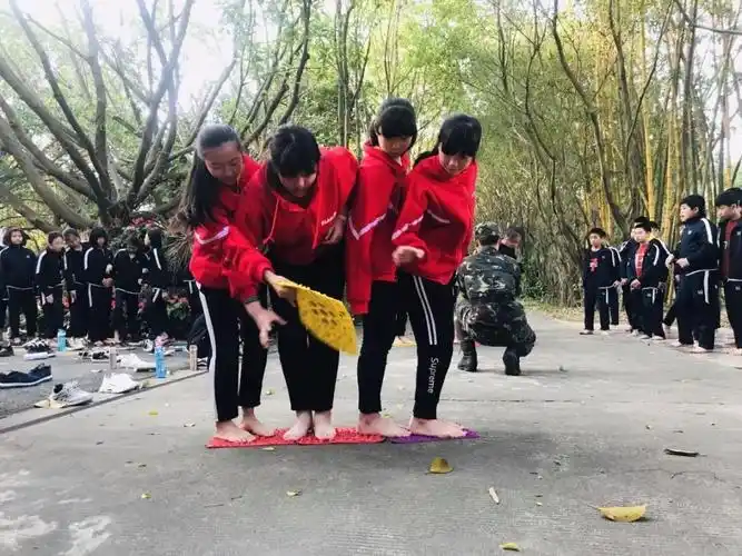 指压板可以说是同学们心中的"噩梦",一个个踩上去的时候,表情可谓是