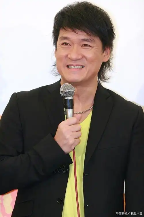 娱乐圈:周华健回家乡祭祖,吃高档餐厅悄悄帮粉丝买单好贴心