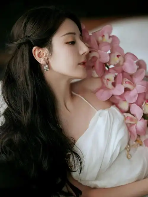 迪丽热巴白色礼服让人为之沉醉