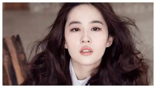 刘亦菲近照生图曝光,比之前活动胖若两人,疑怀孕引发质疑.