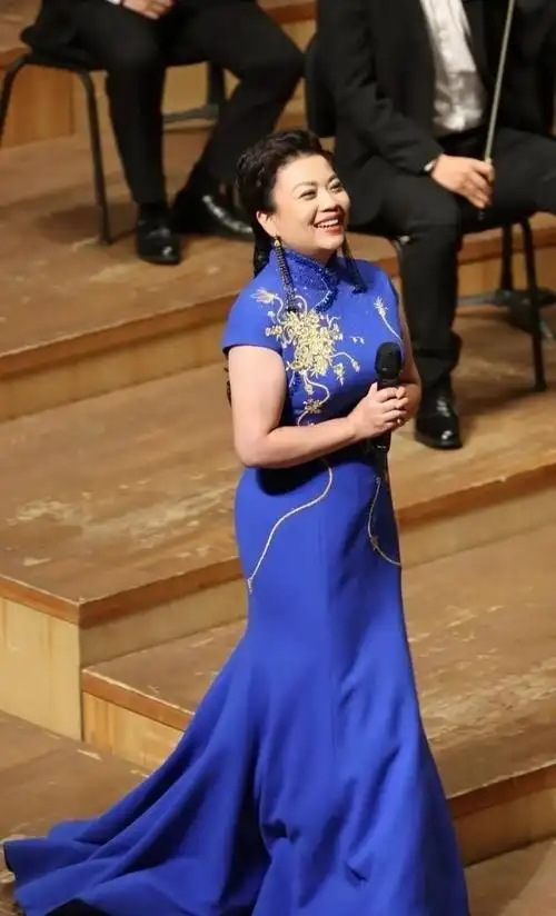 张也这样不整容多好啊,自然发福变老,一股村味但接地气看着舒服|旗袍