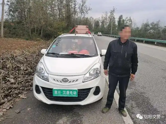 信阳商城交警查处无牌无证超员接送学生电动车