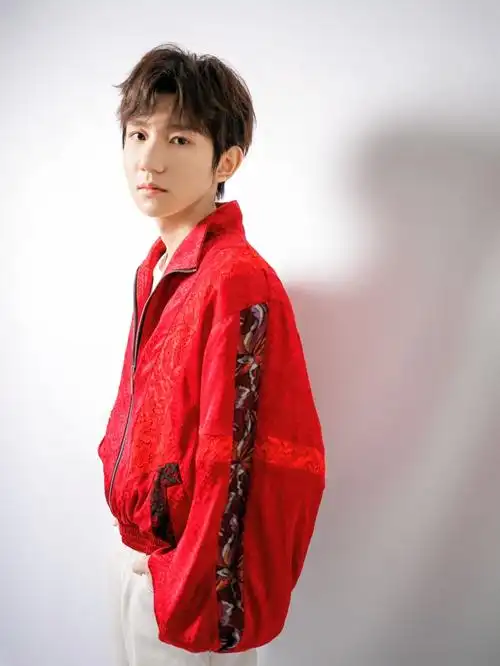 王源穿红色暗纹夹克红火喜庆举牛气冲天送祝福