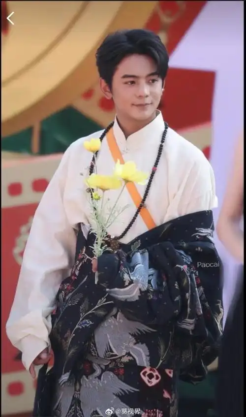 丁真走红毯#一袭白袍,手持格桑花,依然清纯的笑容