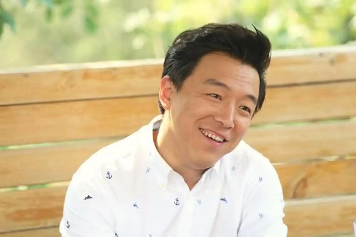 一次颁奖典礼上,柳岩为黄渤颁奖,她忍不住调侃:"你身价过亿,怎么那么