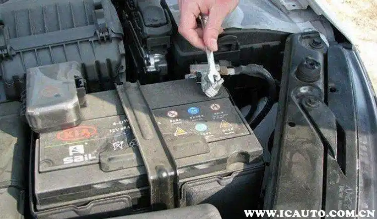 汽车电瓶先拆正极还是负极拆汽车蓄电池负极图解