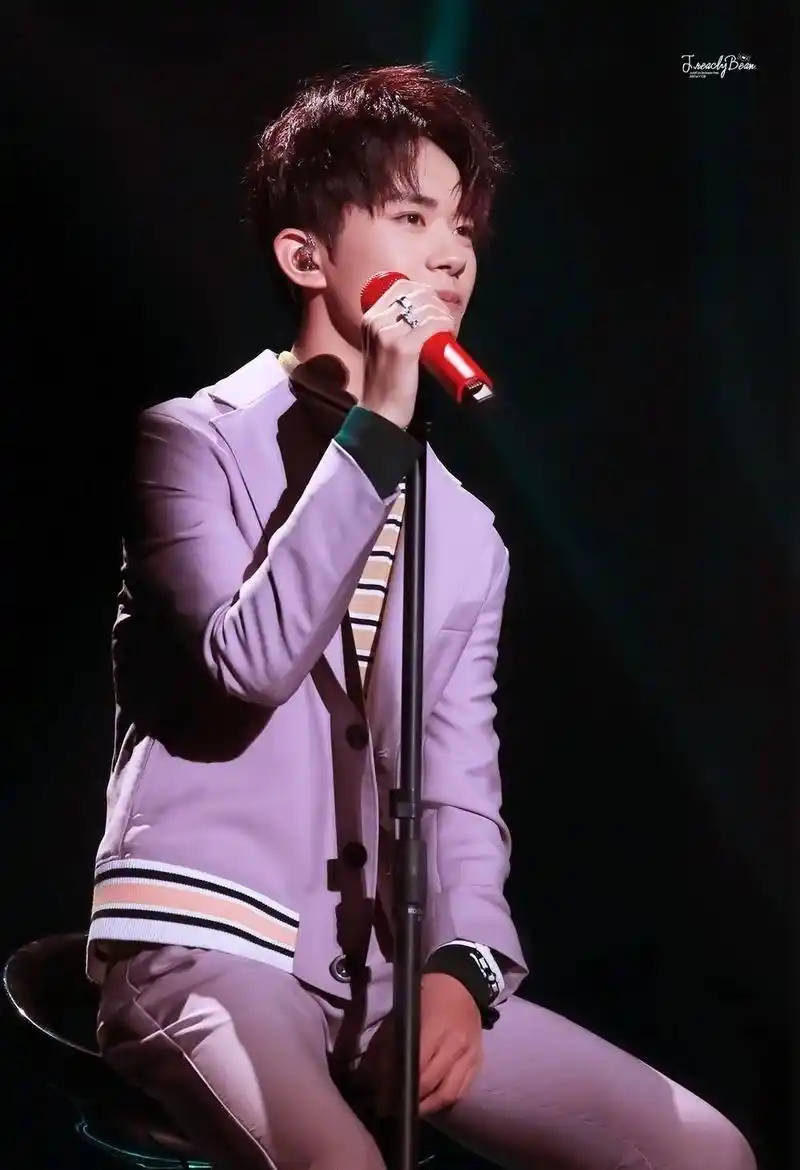 易烊千玺粉紫色的西装,深情的目光,略显羞涩的梨涡笑,确定过眼神了