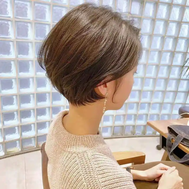 45岁短发显年轻的发型(减龄又显气质的中年女人发型图片)-图7