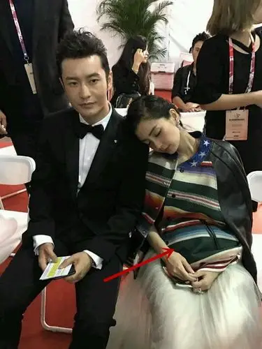 黄晓明对她是真的很好,希望两个人继续甜蜜幸福的走下去.