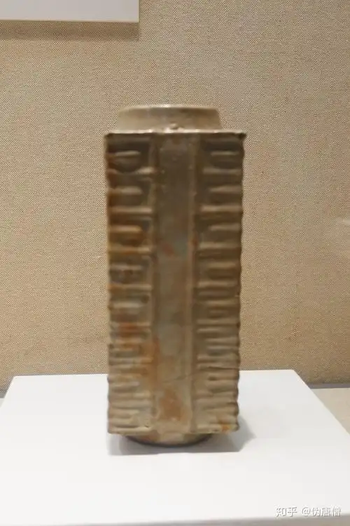 博物馆里的瓷器史33南宋61龙泉窑青釉琮式瓶北京观复博物馆藏