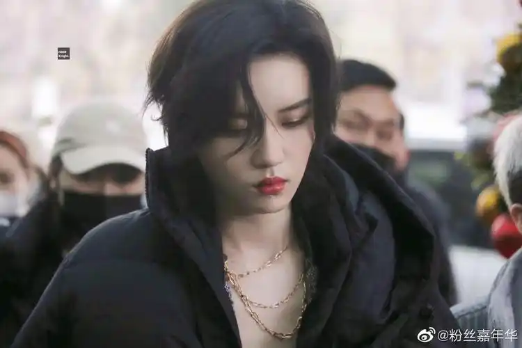 这组片子质感绝了恭喜陆柯燃k获得年度热力歌手荣誉