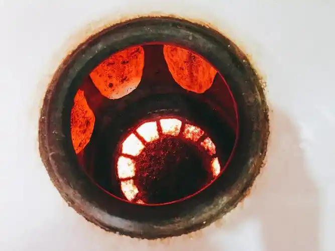 制作锅盔的炉子用的是天然气,老板技法娴熟,现买现做,三五分钟就热腾