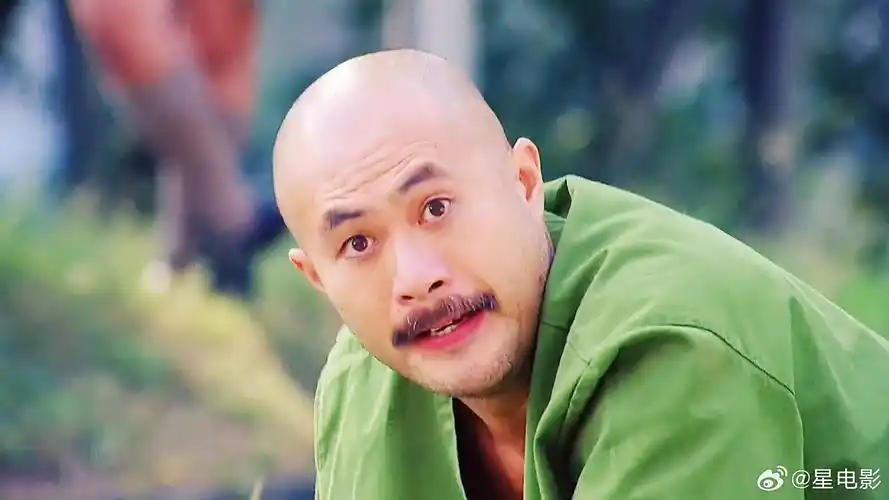 徐锦江太仗义了,自己出力干活,给狱友挣巧克力吃#电影正当夏##电影