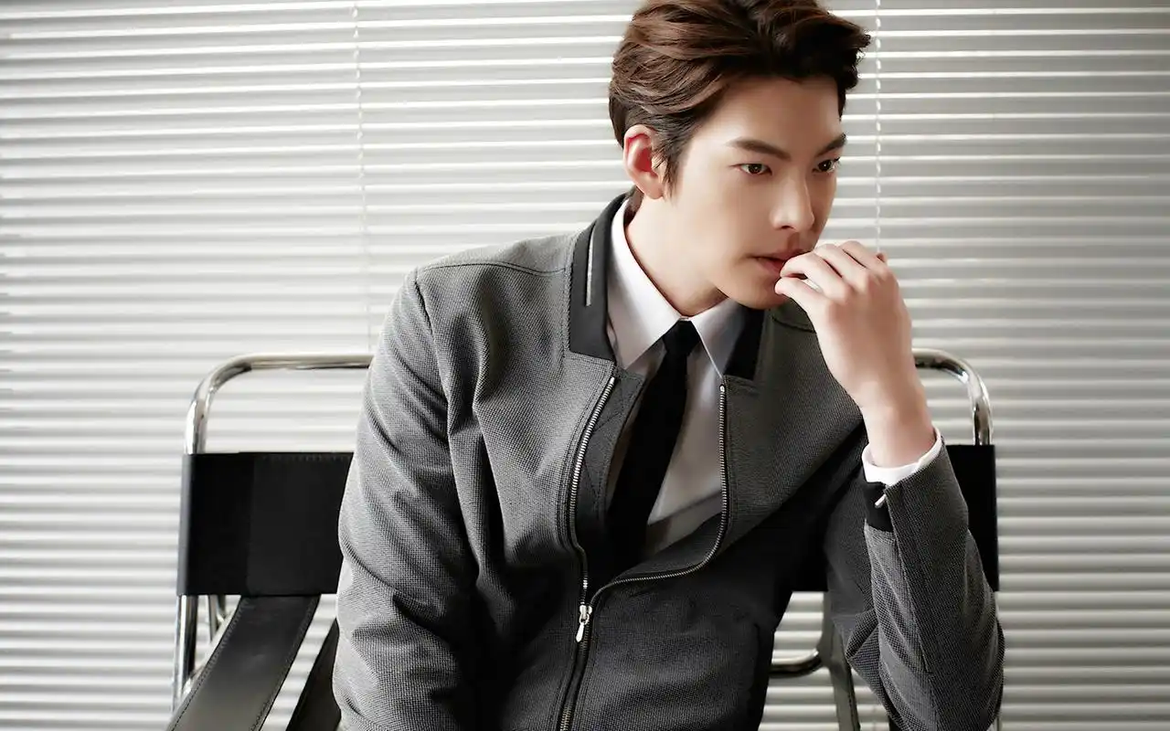 长腿帅哥金宇彬帅气写真桌面主题壁纸