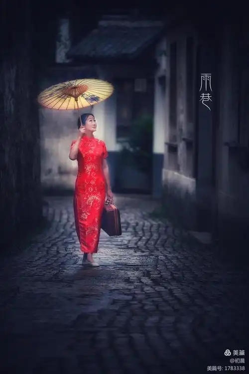 独自打上一把油纸伞,我希望逢着,一个丁香一样地,结着愁怨的姑娘