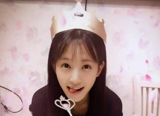 刚出道的李一桐,穿护士服好美,最无奈找不到自己的眉毛