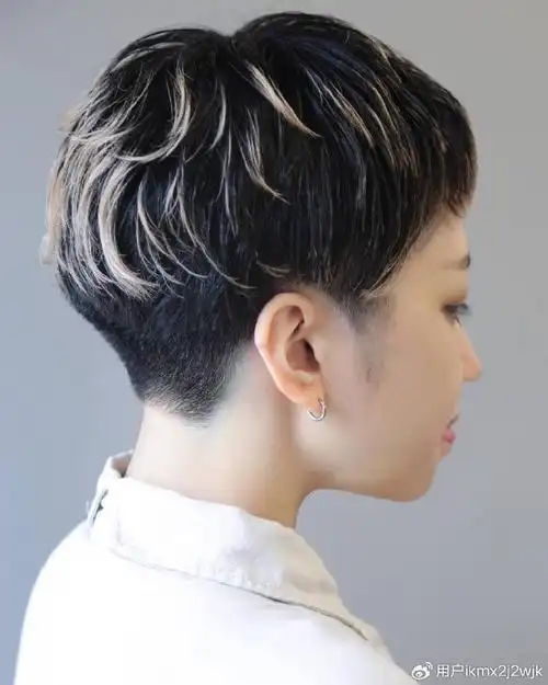 发型剪来剪去,我的最爱还是推后脖短发,利落时尚有质感