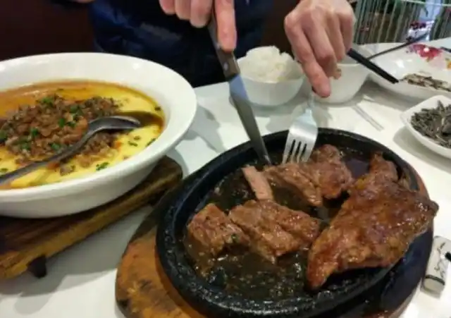 和男闺蜜去吃牛排,非和服务员说牛排要全熟,结果差点被老板赶走