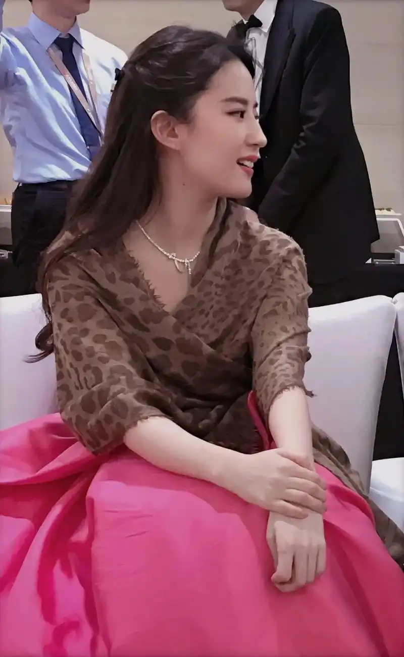 2017第二十届上海国际电影节开幕红毯#刘亦菲 - 抖音