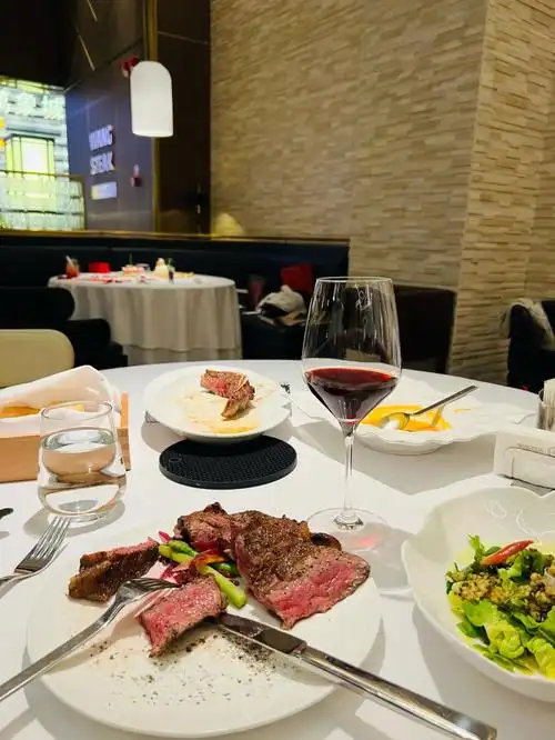 平安夜 自己一个人吃西餐 对面的两个女生仪式感满满 鲜花 蛋糕 蜡烛