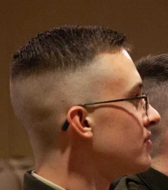 戴眼镜的男士来说,选择发型的时候,两侧最好不要留太长,留太长的头发