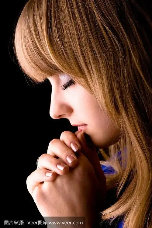 美丽的年轻女孩祈祷