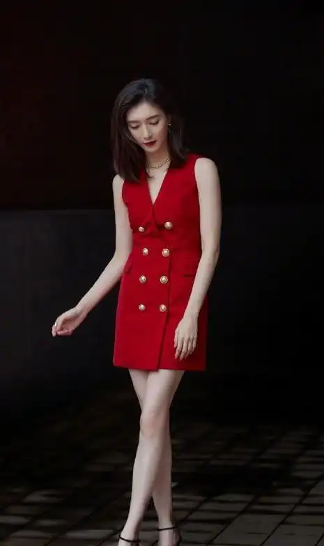 江疏影终于精彩了佩戴红色连衣裙精致优雅大红唇韵味十足