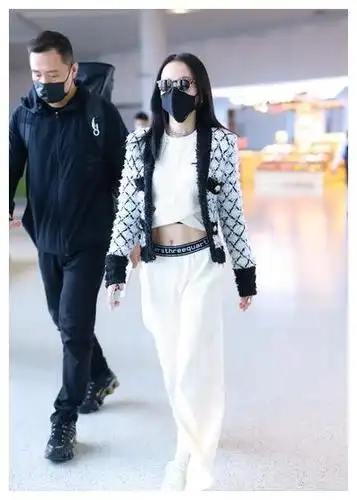 张韶涵格纹小开衫搭露脐装现身机场,混搭时髦又个性