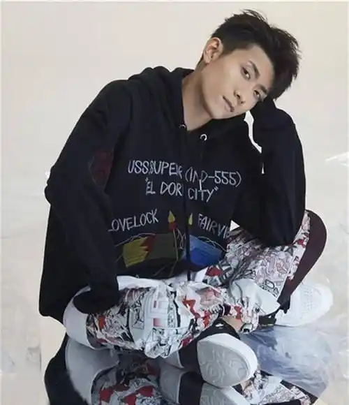 张一山的痞已深入骨髓了,无论穿什么,都是痞帅痞帅的_运动_卫衣_白色