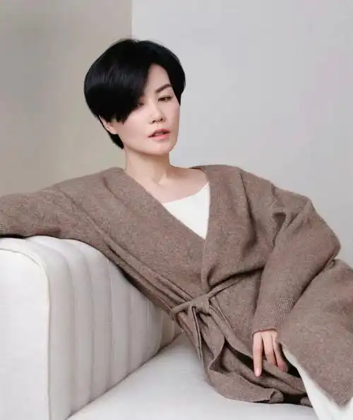 王菲终于换新发型短发烫卷还做了齐刘海和男友人同框不像52岁