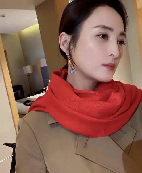 摄影师晒出后置镜头下的蒋勤勤,面容精致,44岁素颜依然很养眼