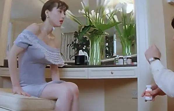 李连杰的老婆利智曾短裙出镜通红的膝盖让人心生怜惜