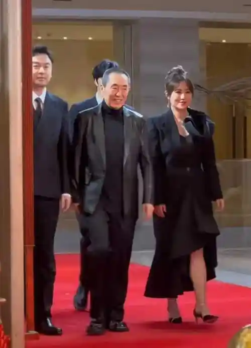 上陈红妆太浓,蒋勤勤站位靠后,张小斐略显尴尬的瞬间_活动_电影_马丽