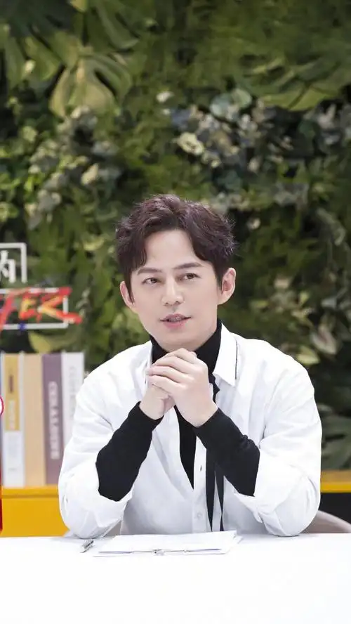 主持人何炅,写真照