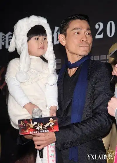 朱丽倩女儿皮肤白滑 刘德华喜得小龙女(2)