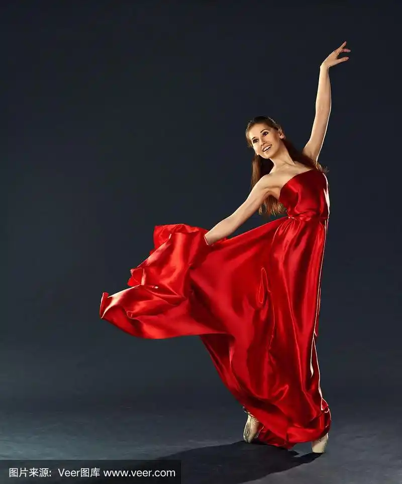 美丽的芭蕾舞演员穿着红色长裙飞舞