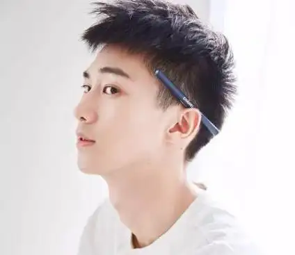 适合男大学生的发型有哪些这几款发型干净清爽很适合