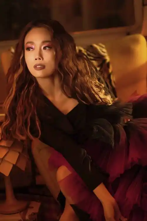 容祖儿晒新专首唱会造型美照 复古穿搭氛围感强