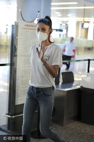 上海:前跆拳道冠军张蓝心现身虹桥机场 简约出行身材修长抢镜十足